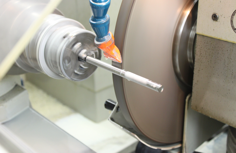Unsere CNC-Schleiftechnologie verleiht den Oberflächen von Werkstücken nach dem CNC-Fräsen oder CNC-Drehprozess den finalen Schliff.