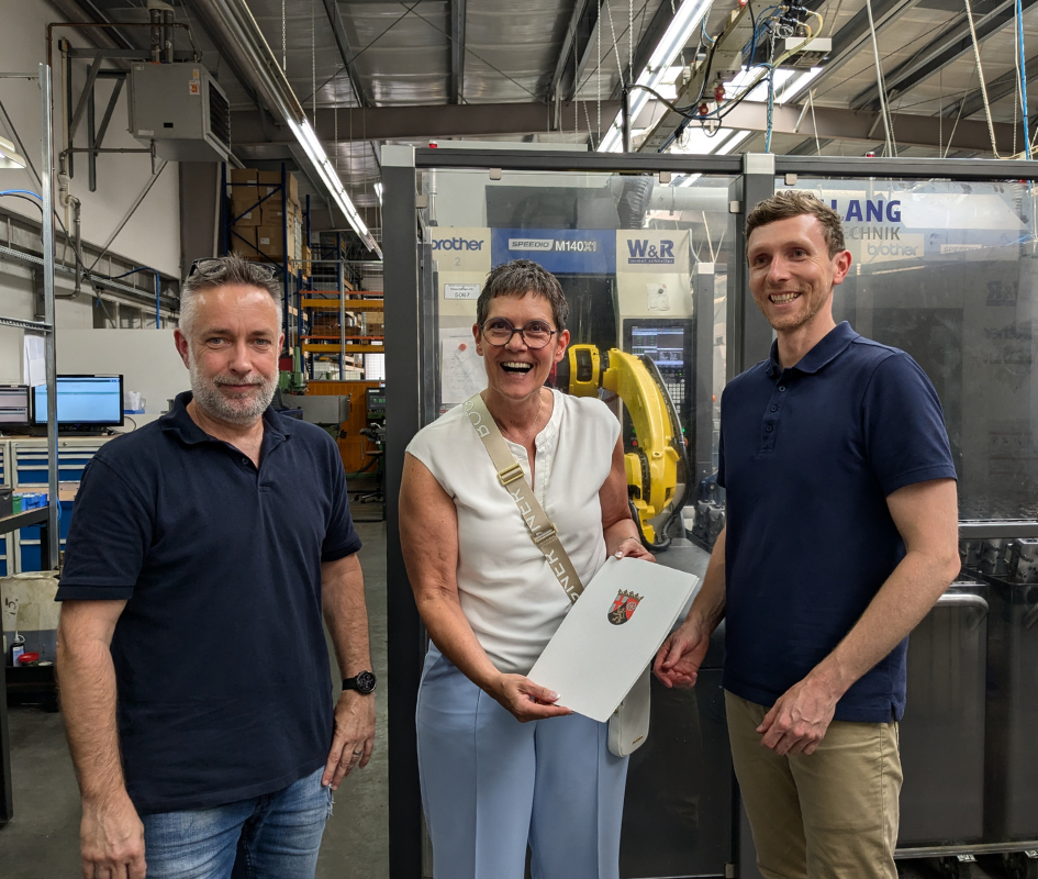 Staatssekretärin Petra Dick-Walther übergibt Förderbescheid an R&W Maschinenbau